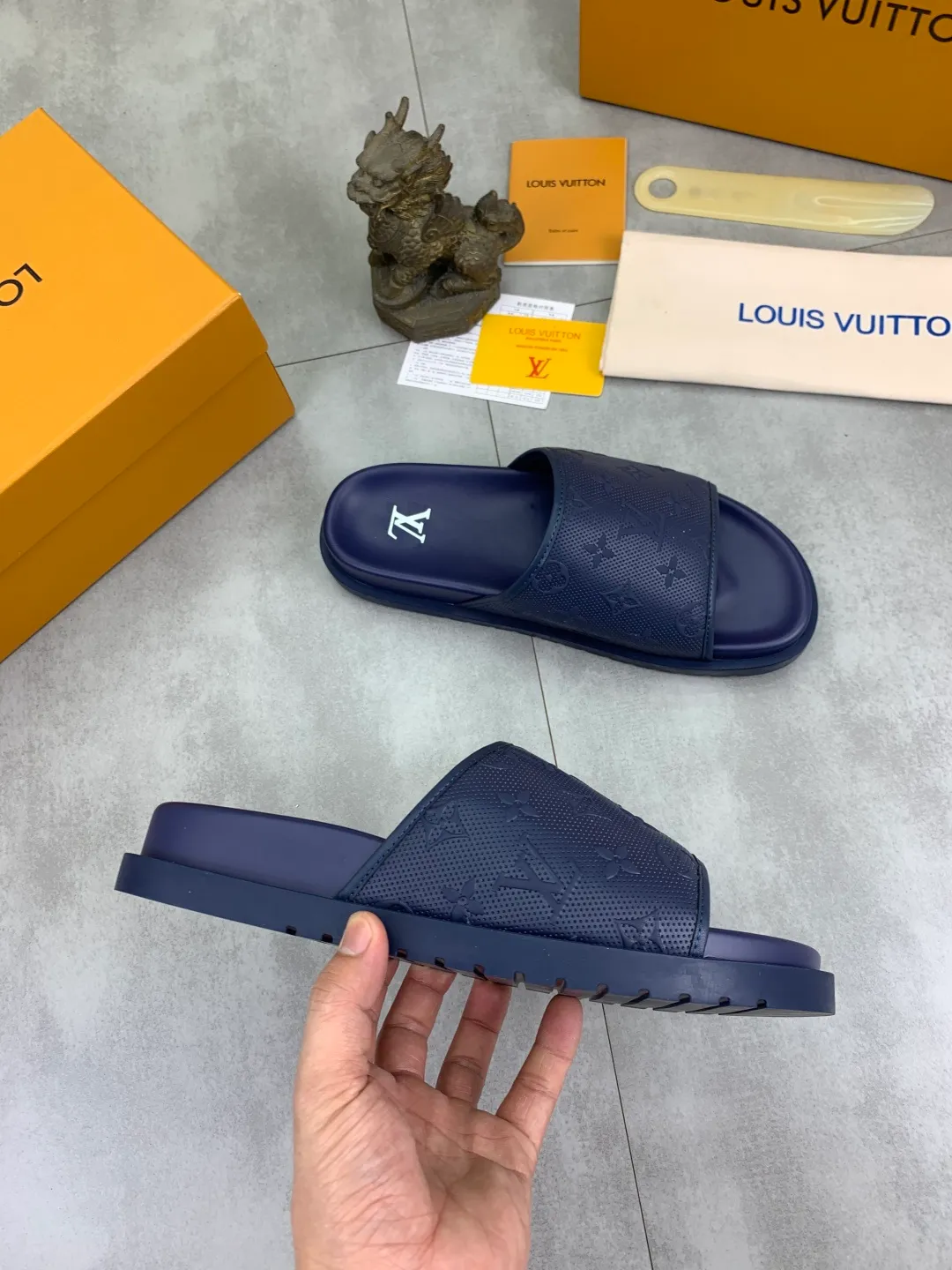 Men's shoes 💰P300💰【New style】🆘 Original quality 【LOUIS VUITTON】The popular Louis Vuitton LV men's slippers on the official website are on sale simultaneously! Original fabric imported from Italy, original factory special supply, code number: 38-44 (45 customized), many colors available